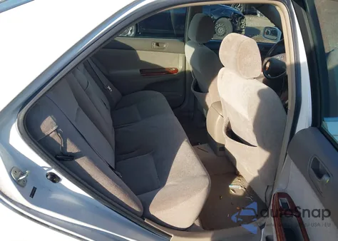 2004 Toyota Camry Le z USA, uszkodzony, nr VIN JTDBE32K440281011